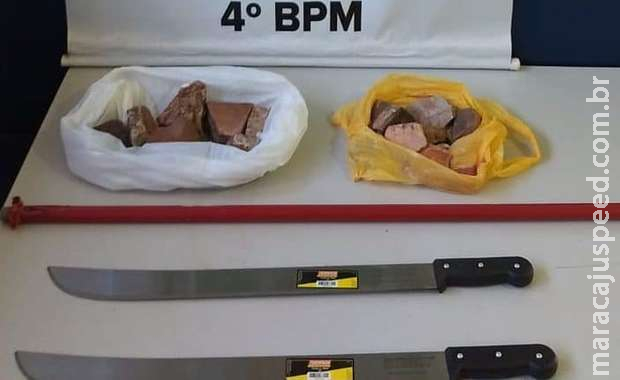 Mulher em surto apedreja e ameaça homem com facão Mulher em surto apedreja e ameaça homem com facão