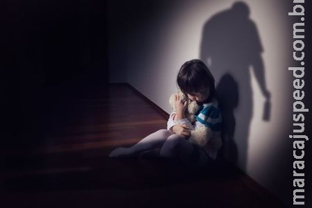 Mulher finge dormir e flagra avô estuprando neta de 9 anos na cozinha de casa Mulher finge dormir e flagra avô estuprando neta de 9 anos na cozinha de casa