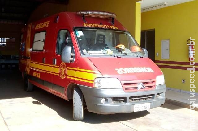 Mulher perde o controle da moto, cai sozinha e fratura três costelas Mulher perde o controle da moto, cai sozinha e fratura três costelas