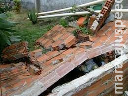 Muro cai e atinge menino que é resgatado com afundamento de crânio Muro cai e atinge menino que é resgatado com afundamento de crânio