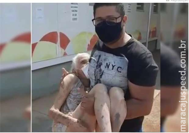 Neto carrega no colo avó de 102 anos para tomar dose de reforço Neto carrega no colo avó de 102 anos para tomar dose de reforço