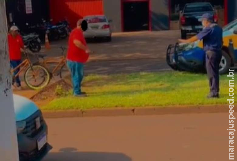 No meio da rua, homem ameaça segurança com garrafa No meio da rua, homem ameaça segurança com garrafa