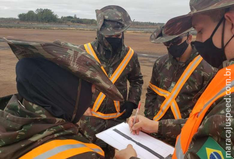 Obra no aeroporto serve de estágio para alunos do Instituto Militar de Engenharia Obra no aeroporto serve de estágio para alunos do Instituto Militar de Engenharia