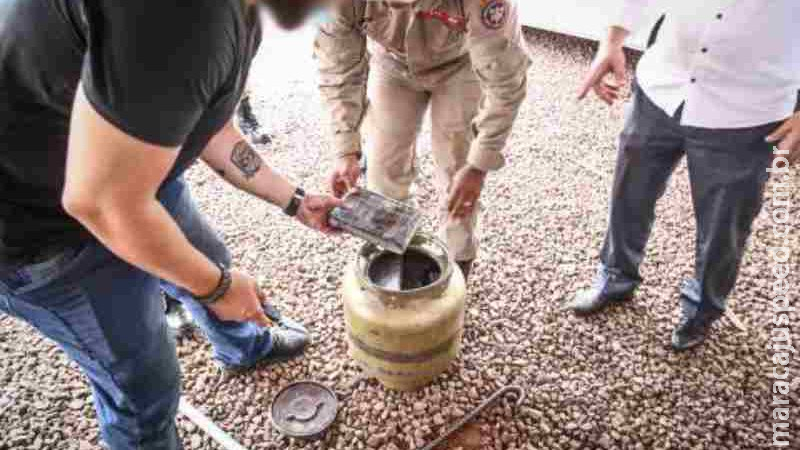 Para disfarçar, cocaína escondida em botijões foi embalada com bexigas e pó de café Para disfarçar, cocaína escondida em botijões foi embalada com bexigas e pó de café