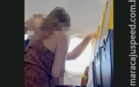 Passageira é flagrada fazendo sexo oral em homem durante voo 