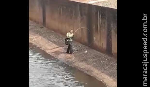 Pescador pega peixes em córrego com esgoto e vende para cidade inteira de MS