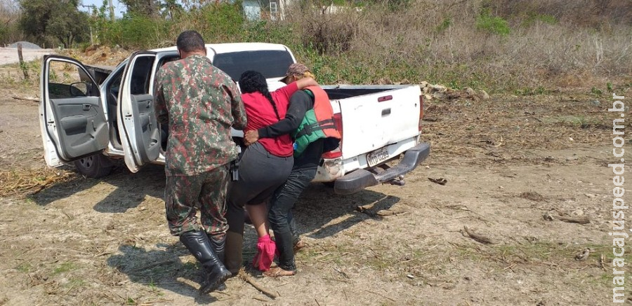 Pescadora grávida é socorrida pela polícia depois de ser ferroada por arraia Pescadora grávida é socorrida pela polícia depois de ser ferroada por arraia