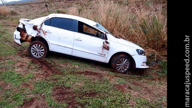 Pneu estoura, motorista invade pista contrária e capota carro na BR-163 