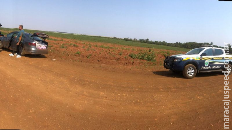 Polícia se depara com carro abandonado na MS-462 e apreende produtos contrabandeados Polícia se depara com carro abandonado na MS-462 e apreende produtos contrabandeados