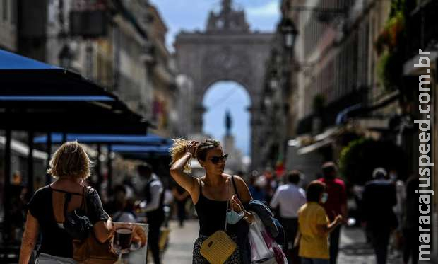 Portugal atinge 80% da população imunizada e suspende uso obrigatório de máscara em locais abertos Portugal atinge 80% da população imunizada e suspende uso obrigatório de máscara em locais abertos