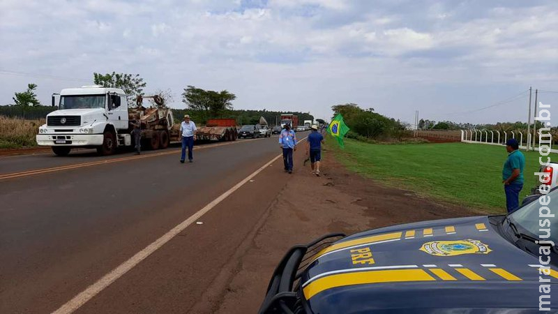 Produtores rurais voltam a bloquear trecho da BR-163 Produtores rurais voltam a bloquear trecho da BR-163