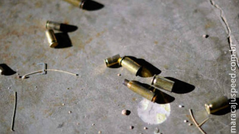 Rapaz faz disparos em frente a bar após urinar em mureta e discutir com dono Rapaz faz disparos em frente a bar após urinar em mureta e discutir com dono