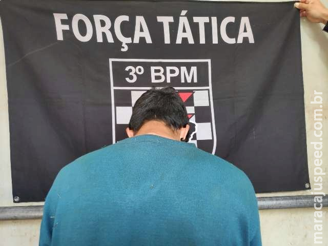 Rapaz se entrega à polícia e confessa ter matado padrasto a golpes de faca Rapaz se entrega à polícia e confessa ter matado padrasto a golpes de faca