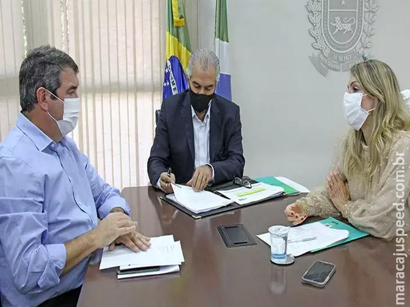 Reinaldo revoga mais de 3 mil decretos ultrapassados da década de 1990. Reinaldo revoga mais de 3 mil decretos ultrapassados da década de 1990.