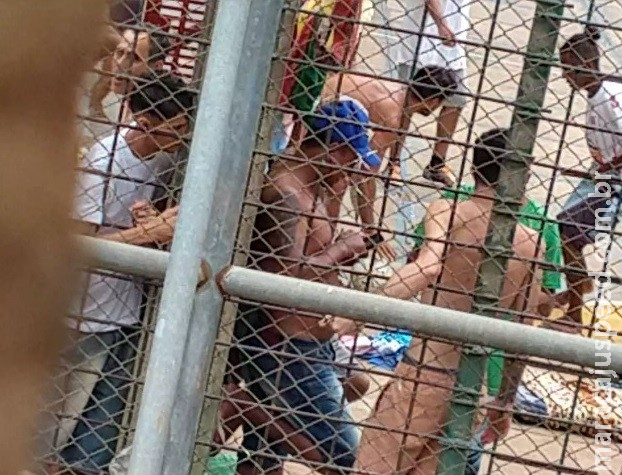 Sem trabalho para esconder, presos usam celular até em banho de sol na Máxima