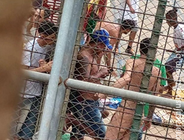 Sem trabalho para esconder, presos usam celular até em banho de sol na Máxima Sem trabalho para esconder, presos usam celular até em banho de sol na Máxima