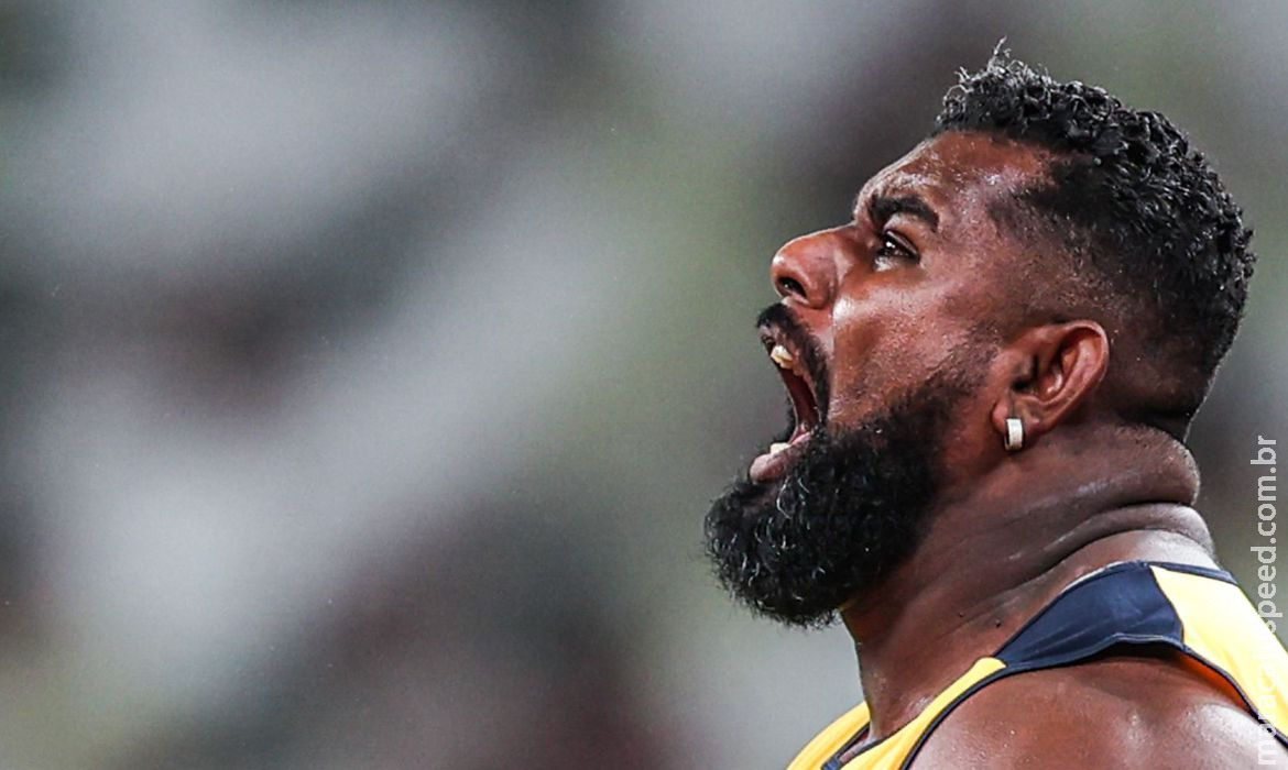 Thiago Paulino protesta no pódio contra decisão que lhe tirou o ouro Thiago Paulino protesta no pódio contra decisão que lhe tirou o ouro