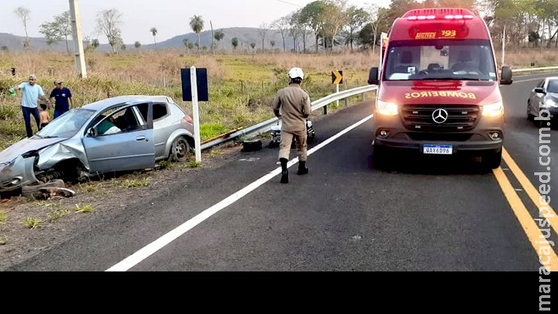Três crianças ficam feridas em capotamento de carro na MS-450 Três crianças ficam feridas em capotamento de carro na MS-450