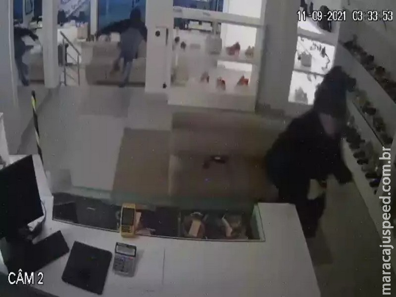 Trio invade loja de calçados e foge ao dar de cara com dono Trio invade loja de calçados e foge ao dar de cara com dono