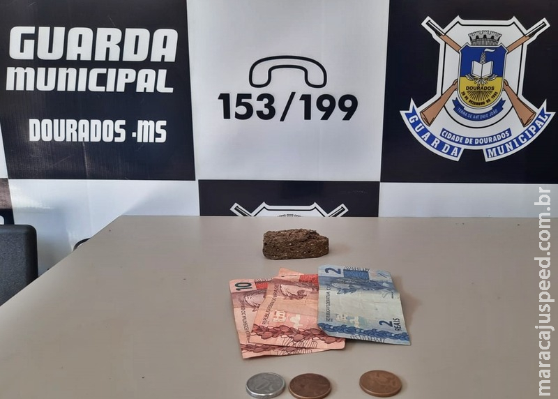 Usuário de droga é preso com maconha na praça do cinquentenário Usuário de droga é preso com maconha na praça do cinquentenário