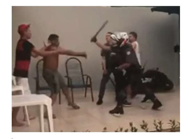 Vizinhos entram em briga no Aero Rancho e tentam atropelar um ao outro Vizinhos entram em briga no Aero Rancho e tentam atropelar um ao outro
