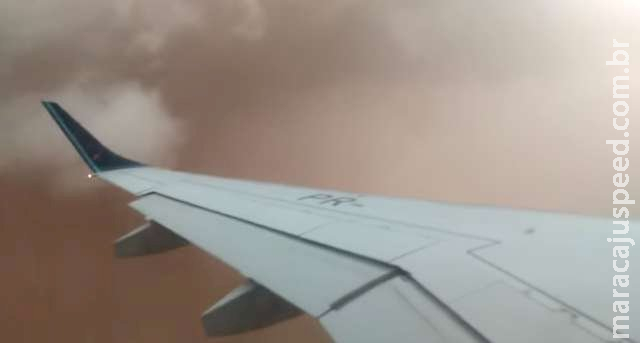 Passageiros vivem "pesadelo" ao atravessar tempestade de areia em pleno voo Passageiros vivem "pesadelo" ao atravessar tempestade de areia em pleno voo