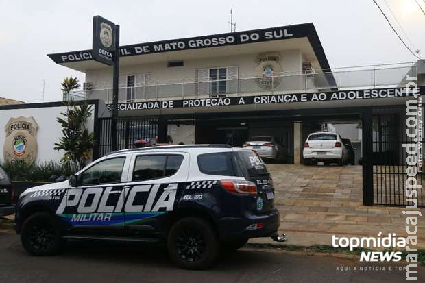 Adolescente é estuprada no banho por padrasto no Los Angeles Adolescente é estuprada no banho por padrasto no Los Angeles