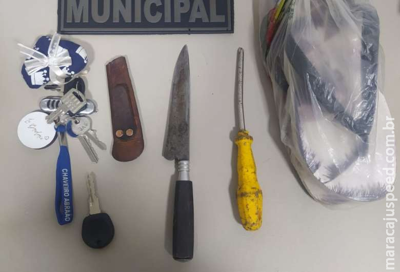 Adolescentes são apreendidos após invadirem prédio público e defecarem em sala de atendimento Adolescentes são apreendidos após invadirem prédio público e defecarem em sala de atendimento