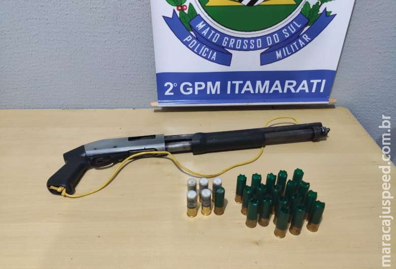 Após ameaçar clientes, homem é preso por porte ilegal de arma de uso permitido Após ameaçar clientes, homem é preso por porte ilegal de arma de uso permitido