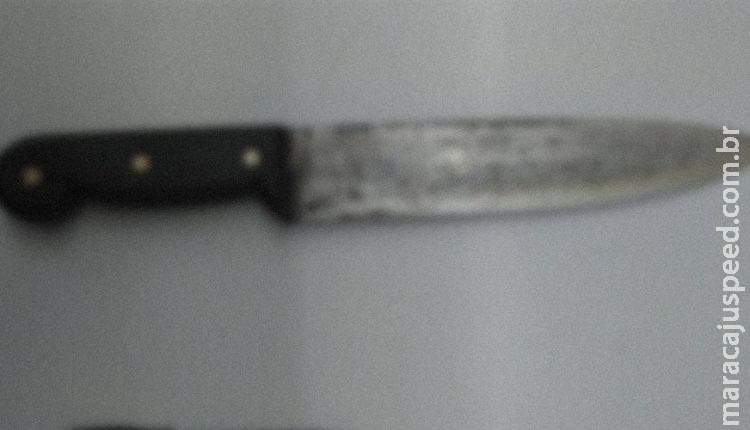 Após desentendimento com o pai, homem é esfaqueado e agredido a pauladas Após desentendimento com o pai, homem é esfaqueado e agredido a pauladas