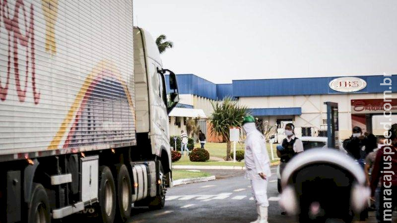 Após discussão por carregamento, motorista tem perna quebrada em frigorífico Após discussão por carregamento, motorista tem perna quebrada em frigorífico