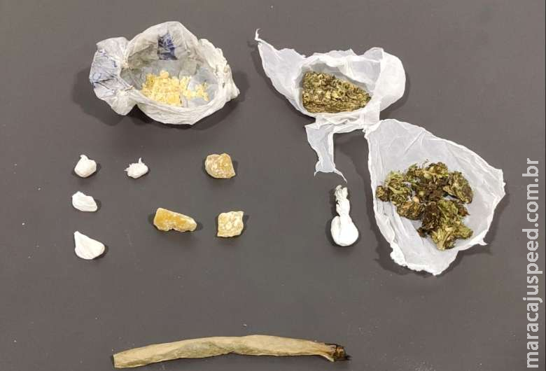 Após perseguição, adolescente foge e deixa drogas para trás Após perseguição, adolescente foge e deixa drogas para trás