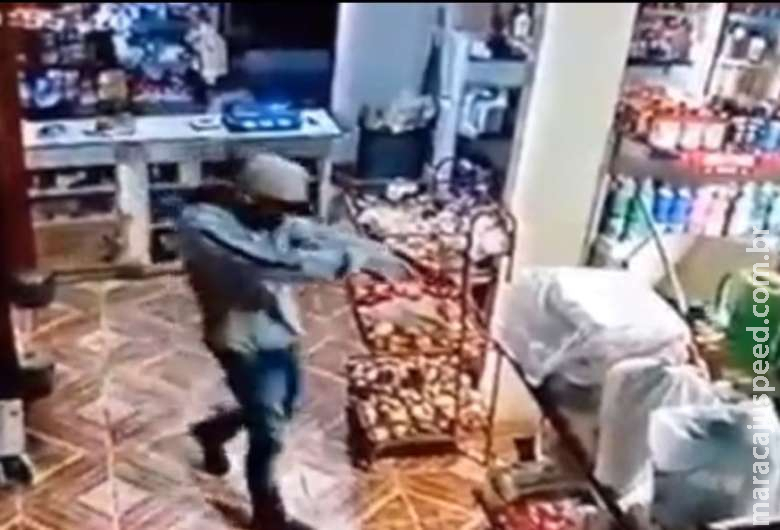 Assaltantes armados invadem mercado e roubam dinheiro