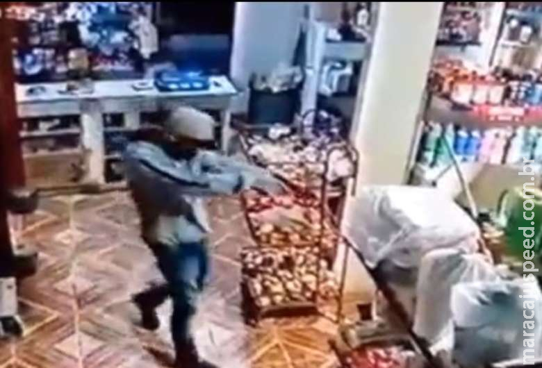 Assaltantes armados invadem mercado e roubam dinheiro Assaltantes armados invadem mercado e roubam dinheiro