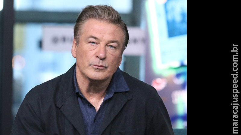 Ator Alec Baldwin dispara arma cenográfica, mata fotógrafa e fere diretor em gravação