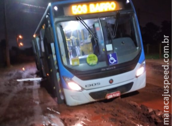 Atraso para os passageiros: ônibus atola em lamaçal de rua sem asfalto Atraso para os passageiros: ônibus atola em lamaçal de rua sem asfalto