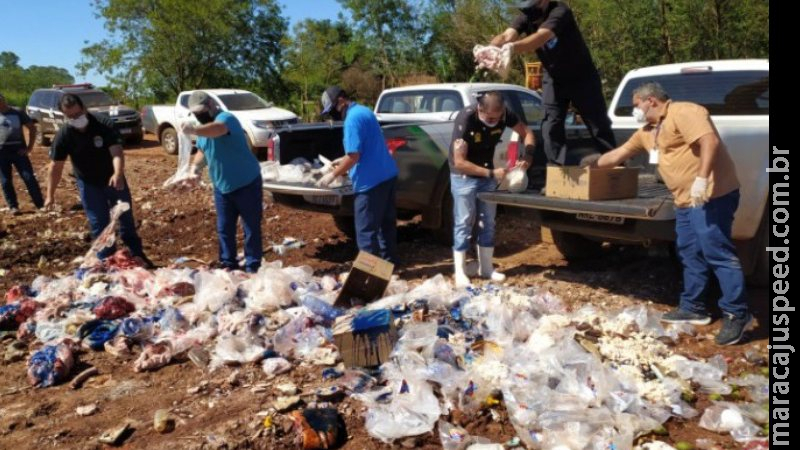 Autoridades apreendem e descartam quase uma tonelada de carne imprópria para consumo Autoridades apreendem e descartam quase uma tonelada de carne imprópria para consumo