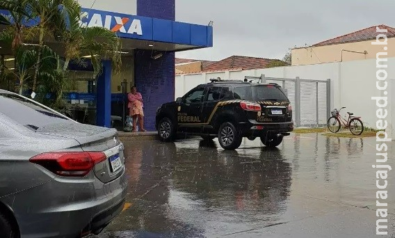 Bandidos invadem Caixa Econômica e perfuram cofre para levar dinheiro Bandidos invadem Caixa Econômica e perfuram cofre para levar dinheiro