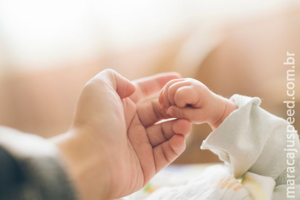 Bebê recém-nascida morre esmagada nos braços do pai Bebê recém-nascida morre esmagada nos braços do pai