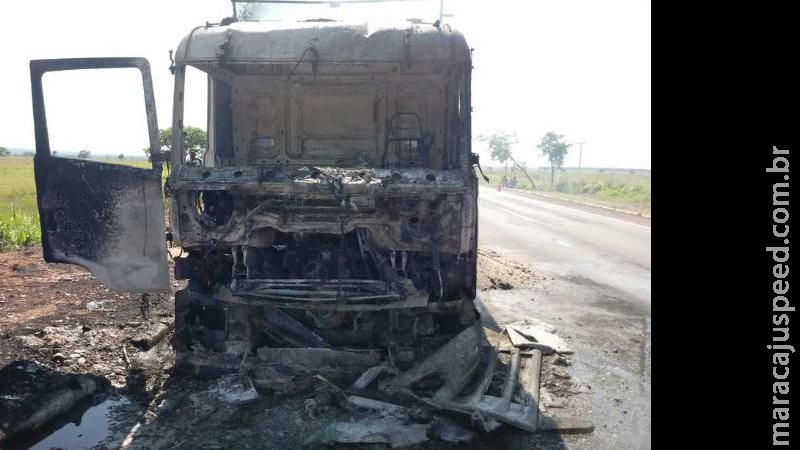 Bitrem carregado de abudo pega fogo às margens da BR-267 Bitrem carregado de abudo pega fogo às margens da BR-267