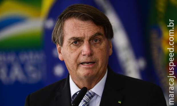 Bolsonaro promete pagar auxílio de R$ 400 a caminhoneiros