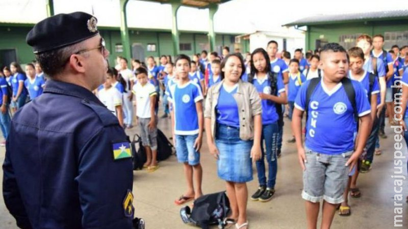 Bônus de oficial da reserva supera salário de professor em escola cívico-militar Bônus de oficial da reserva supera salário de professor em escola cívico-militar