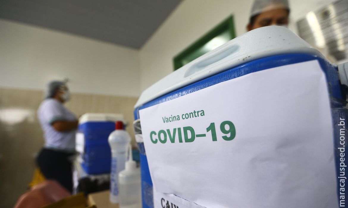 Brasil registra menor média móvel de mortes desde o início da pandemia Brasil registra menor média móvel de mortes desde o início da pandemia