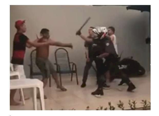 Briga de vizinhos tem paulada e dedos cortados com machete Briga de vizinhos tem paulada e dedos cortados com machete