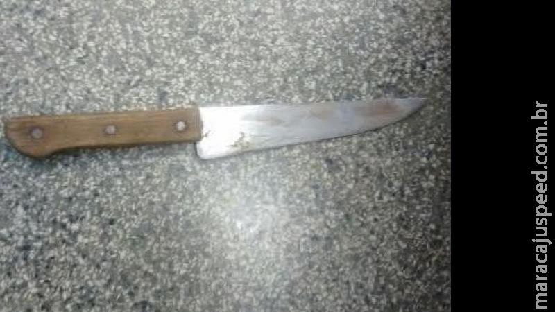 Briga por adaptador de tomada acaba com homem esfaqueado por colega em carvoaria Briga por adaptador de tomada acaba com homem esfaqueado por colega em carvoaria