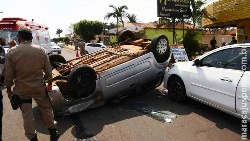 Câmera flagra momento em que capota carro e por pouco não atinge mulher e criança em Campo Grande