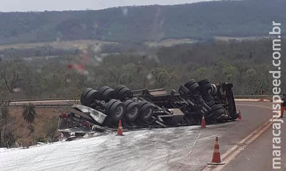 Caminhão sem freios tomba e fica pendurado em penhasco na BR-060 Caminhão sem freios tomba e fica pendurado em penhasco na BR-060