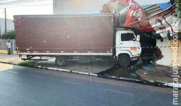 Caminhoneiro perde controle e 