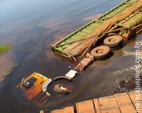 Carreta cai de ponte sobre o Rio Ivinhema na MS-141