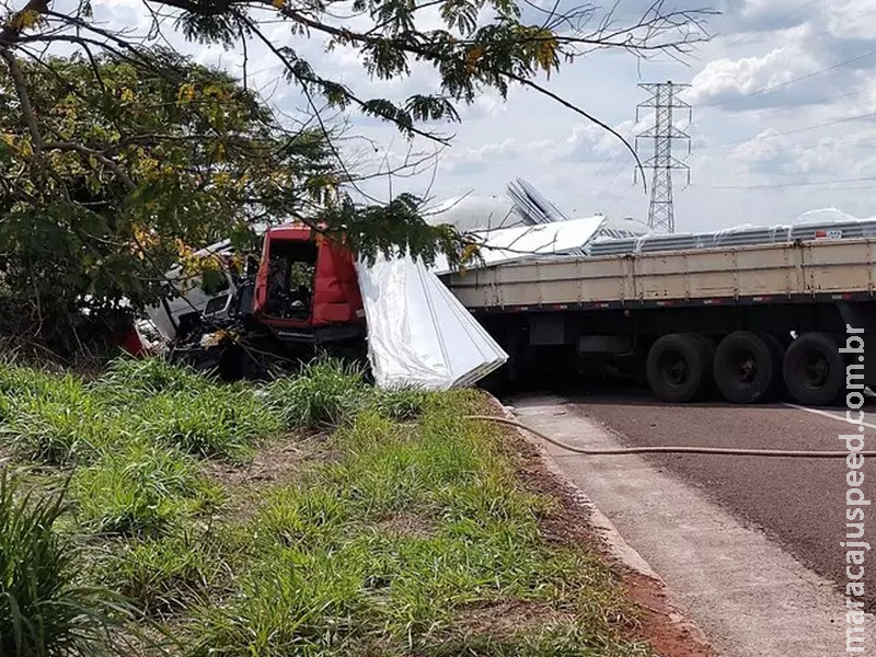 Carretas batem de frente, um morre e vítima fica encarcerada Carretas batem de frente, um morre e vítima fica encarcerada